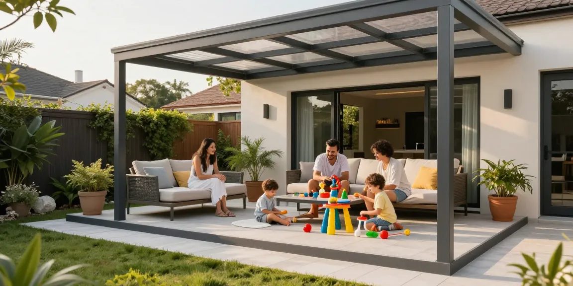 Moderne freistehende Terrassenüberdachung im Sonnenschein mit spielenden Kindern und stilvollen Möbeln.