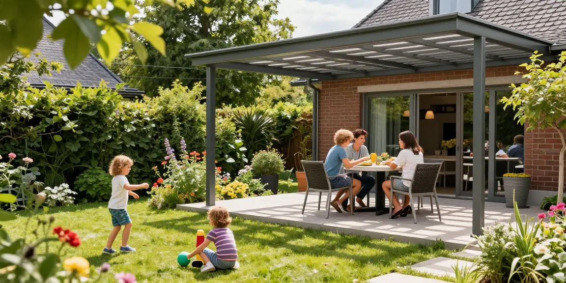 Terrassenüberdachung in modernem Garten mit glücklicher Familie und sonnigem Wetter.